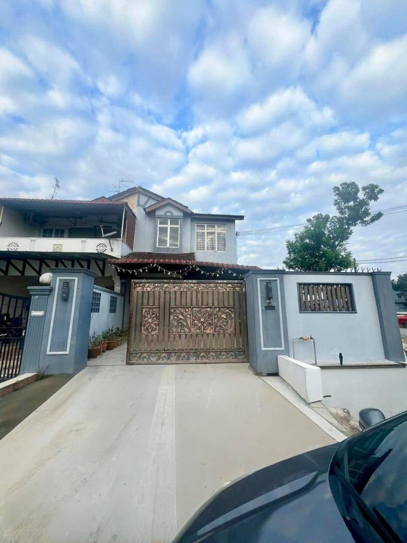 Taman Timur near Taman Nusa Bestari 2 / Corner