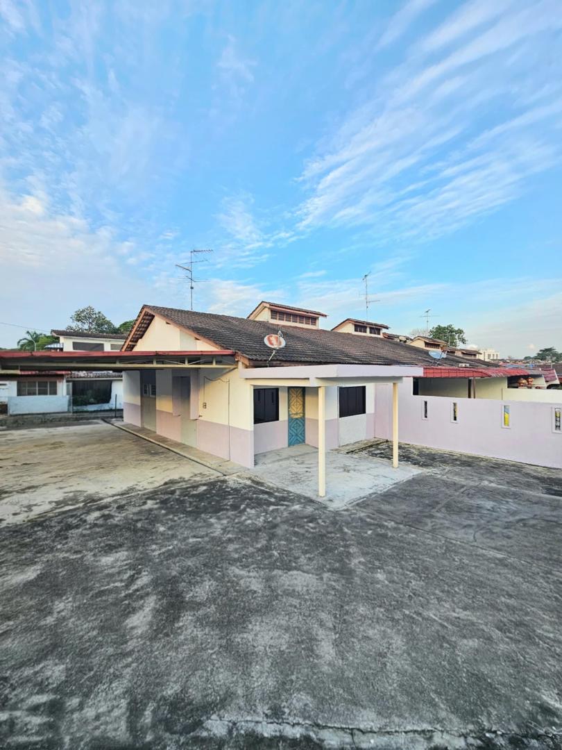Tmn Johor Jaya / Jalan Anggerik / Corner