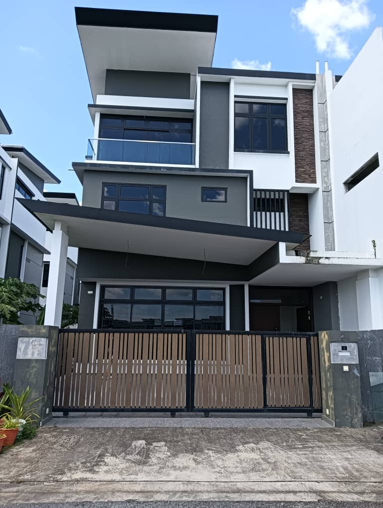 Taman Nusa Sentral / 3-Sty Semi D