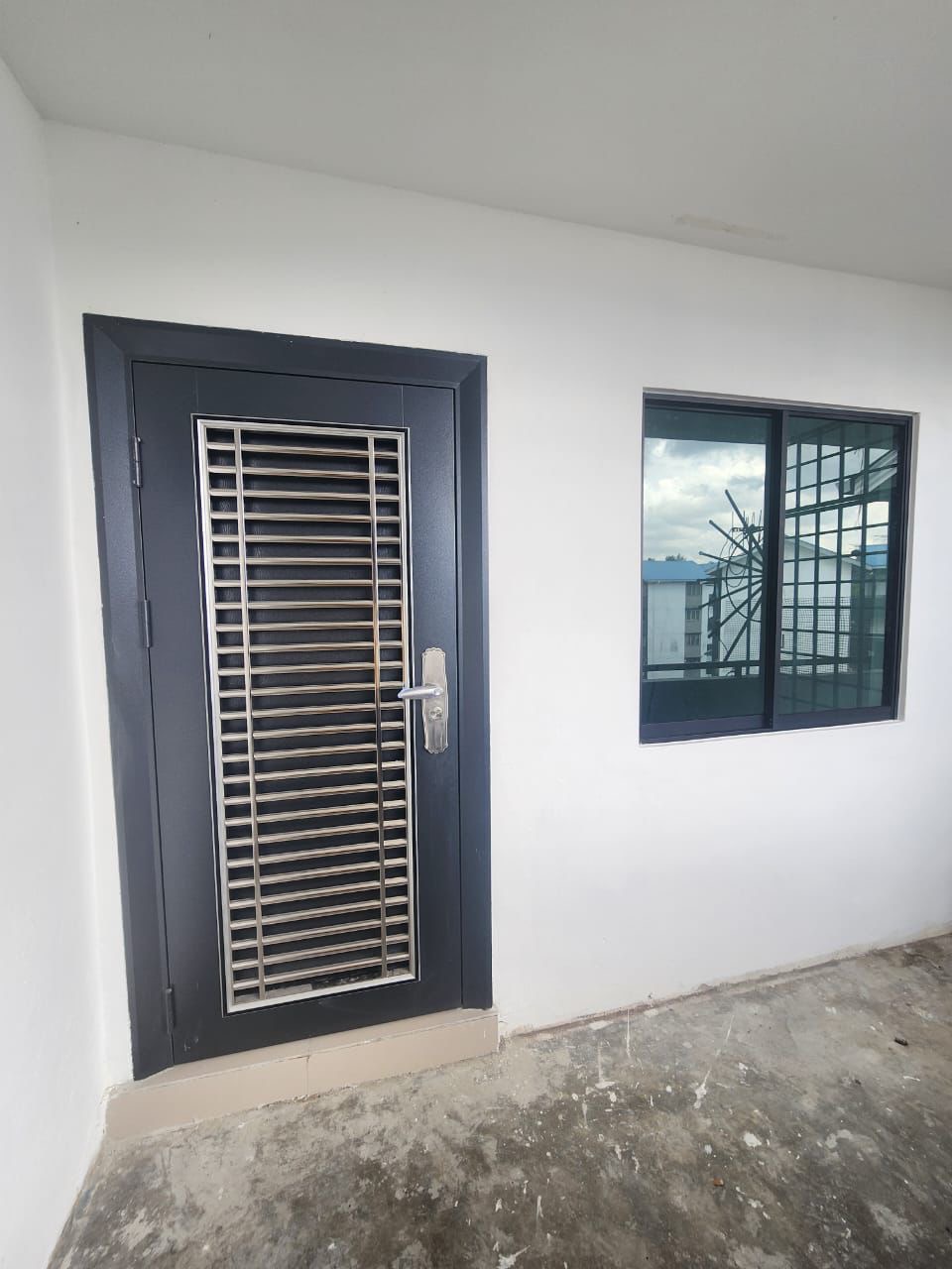 Taman Molek / Low Cost Flat