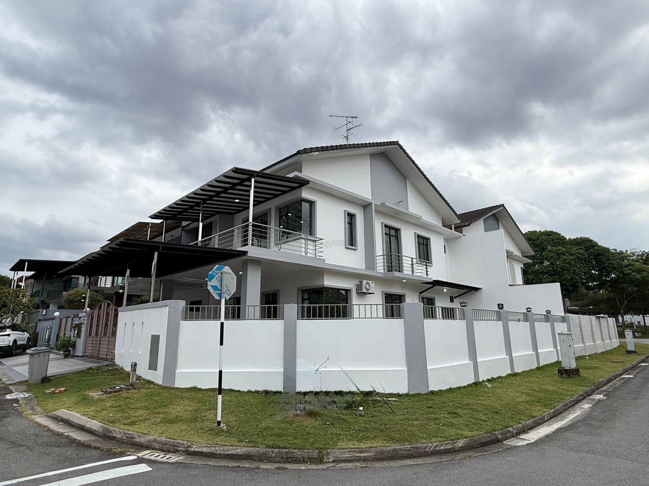 Mutiara Mas 3 / Corner