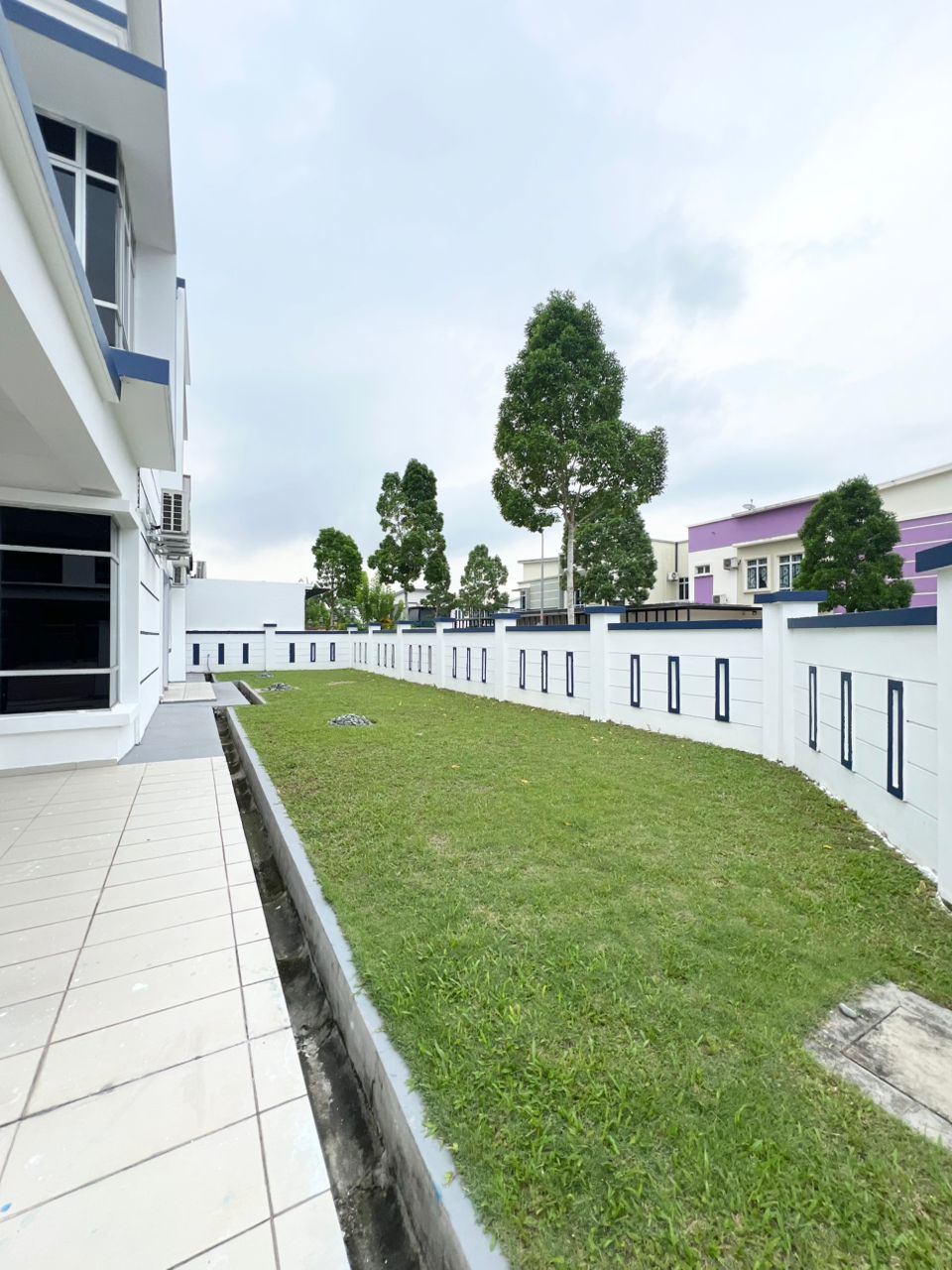 Kempas Utama / Corner