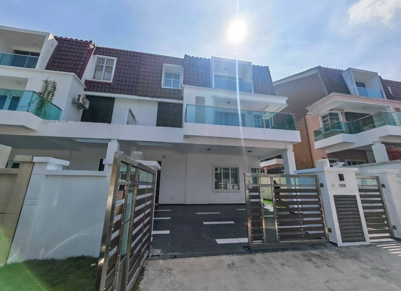 Kempas Utama / 2.5-Sty House